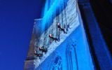 Act met verticale dansers verzorgt entertainment tegen de muren van gebouwen en eventlocaties