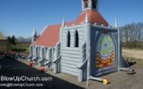 En dan nog even dit: een opblaasbare kerk van 12 meter