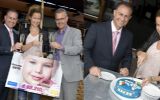 Makro overhandigt in The Upper Deck een cheque van bijna een ton aan Doe Een Wens