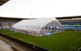 Veldeman bouwt feesttent op middenstip voor jubileumevent van voetbalclub