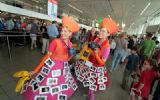 Wachtverzachters van Aaaaha! the Actor Factory vrolijken Schiphol weer op