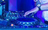 Welke DJ vraagt 2 ton voor een bedrijfsevenement?