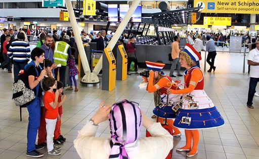 Aaaaha! the Actor Factory verzorgt uitzwaaiservice op Schiphol