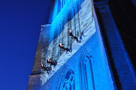 Act met verticale dansers verzorgt entertainment tegen de muren van gebouwen en eventlocaties