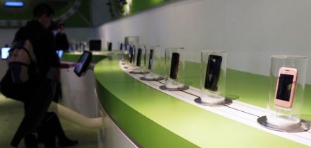 Android smartphones gepresenteerd op 36 meter lange 'sushiband'
