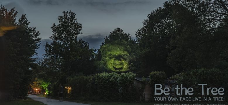 Cool: jouw gezicht levensgroot op bomen