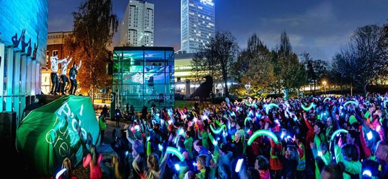 CrowdLED creeërt kinetisch lichtjes kunstwerk met refurbished armbandjes