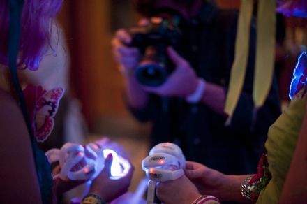 CrowdLED komt met nieuwe versie LED polsbanden voor evenementen