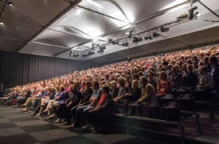 De Boer tenten biedt schouwburg de helpende hand