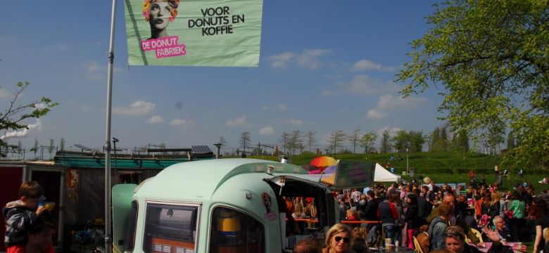 De Donutfabriek: een caravan met donutmachine voor events