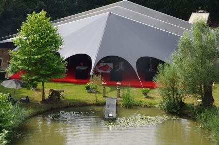 De Kruijf Tenten zet zwarte tent in de markt