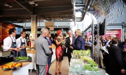 Dechesne & Boertje opent Markthal met 'Wereld Parade' in Rotterdam
