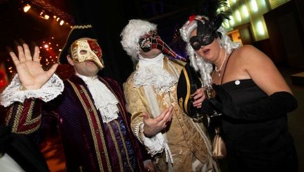 DNA Events organiseert gemaskerd bal voor Booking.com in Amsterdam Convention Factory