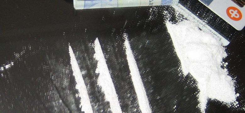 Drugsgebruik tijdens intern evenement: uit functie gezet en lager salaris als straf
