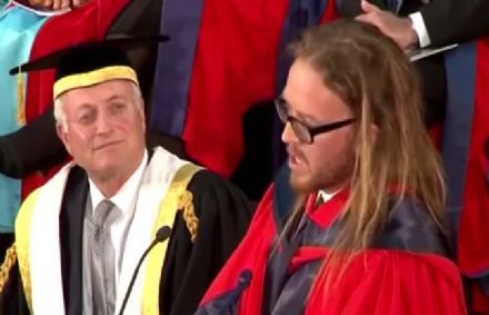 Een toespraak die alles relativeert...