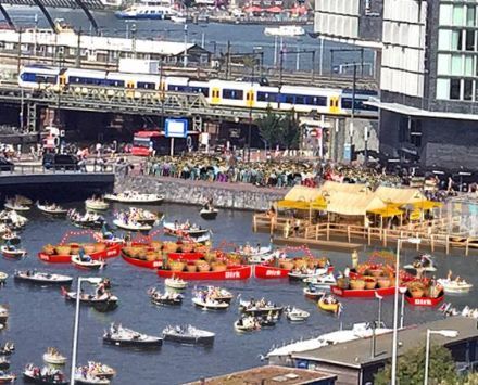 Eerste drijvende supermarkt SAIL merkactivatie Dirk van den Broek