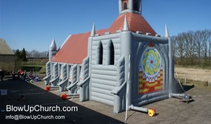 En dan nog even dit: een opblaasbare kerk van 12 meter