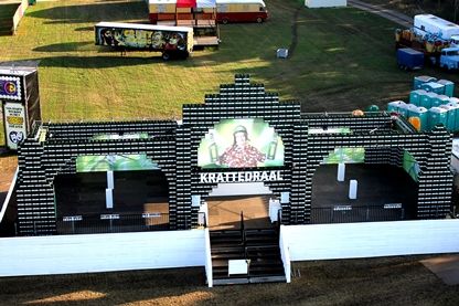 Evenementenlocatie gebouwd met bijna 2000 kratten bier...
