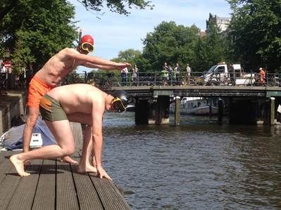Expedia.com zwemt met medewerkers door grachten van Amsterdam