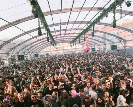 Festivalgangers DGTL feesten in Veldeman kas