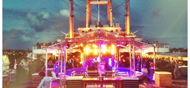 Groots feest aan boord van het ss Rotterdam