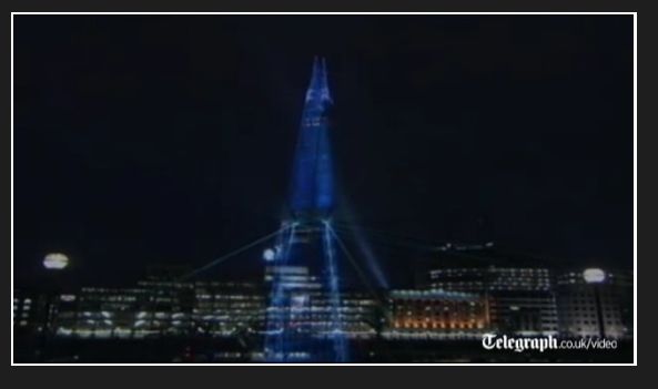 Grote lasershow bij opening hoogste gebouw van Europa (VIDEO)