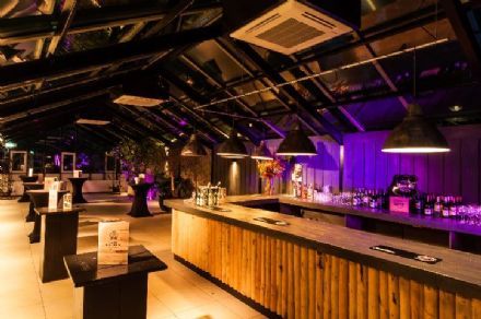 Herrezen eventlocatie aan de oever van de Amstel