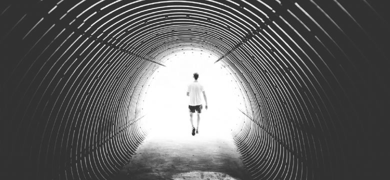 Het is nog zo onzeker, maar zijn daar de eerste lichtstralen aan het eind van de tunnel?