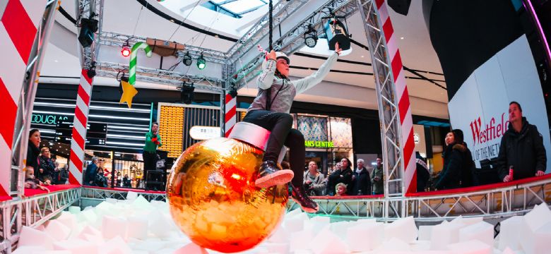 ID310 realiseert unieke kerstactivatie Christmas Wrecking Ball