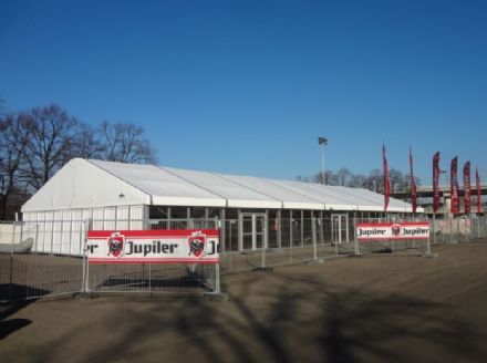 Intertent bouwt tijdelijk supportershome Ajax