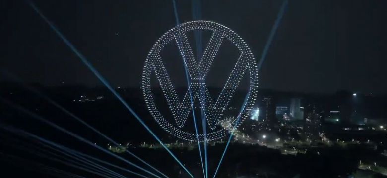 Introductie nieuwe Volkswagen coronaproof: in de lucht met 2000 drones...
