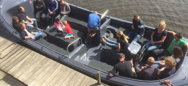 Kinboat.com met sloepen voor groepen de Amsterdamse markt op