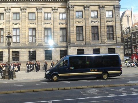 Koninklijke gasten rijden met evenementenvervoerder Koninklijke Beuk
