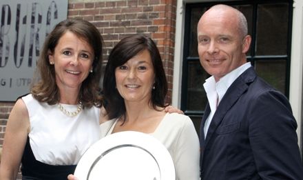 Kronenburg reikt Hospitality Award uit aan Sandra Mus