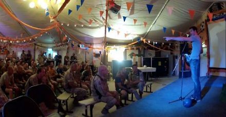 Live in Afghanistan: Robert de Vries treedt op voor troepen