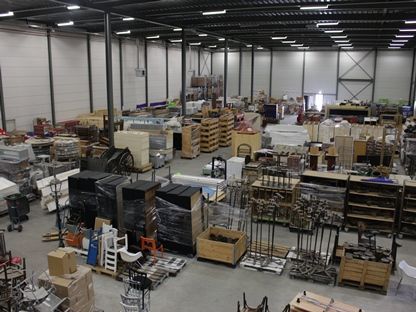 Magazijnleegverkoop Trends for Rent en BloemBloem: tot complete decors aan toe...