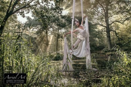 Nieuwe showproductie van Aerial Art met vliegende violiste en rijdende flair chairs