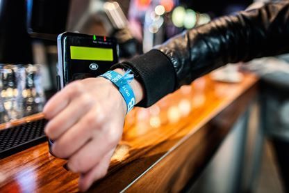 Noviteit cashless betalen op evenementenbeurs Festivak