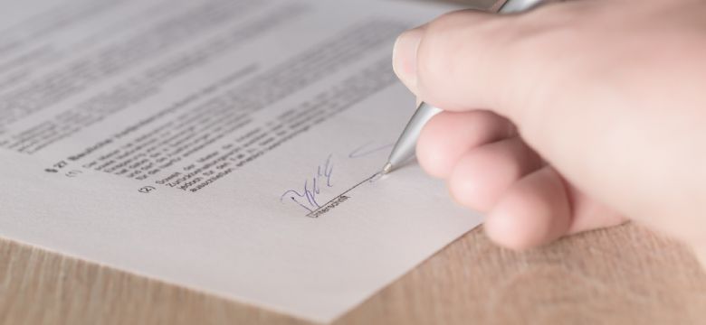Opdrachtgever ontbindt contract, moet ik de aanbetaling terugbetalen?