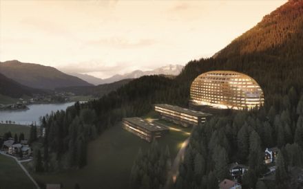 Opvallend hotel in Zwitserse Alpen met 1500 vierkante meter conferentieruimte