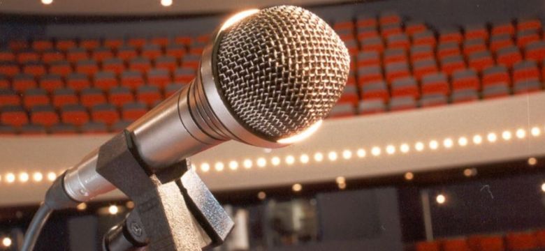 Project ‘De Lege Zaal’ brengt podiumkunsten naar de woonkamer
