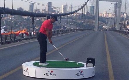 Promotie evenement: Tiger Woods slaat golfbal van ene continent naar andere