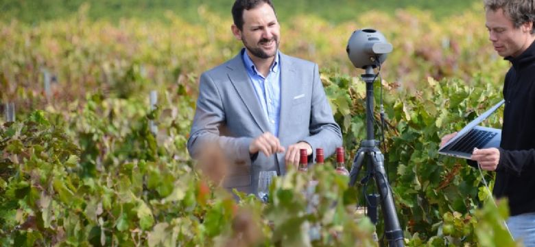 Pure beleving tijdens interactieve virtual reality wijnproeverij
