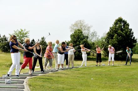 Secretaresses slaan balletje in Efteling Golfpark