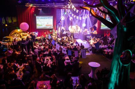 Studio A12 zet met spijkerbroekengala voor goed doel nieuw concept in de markt