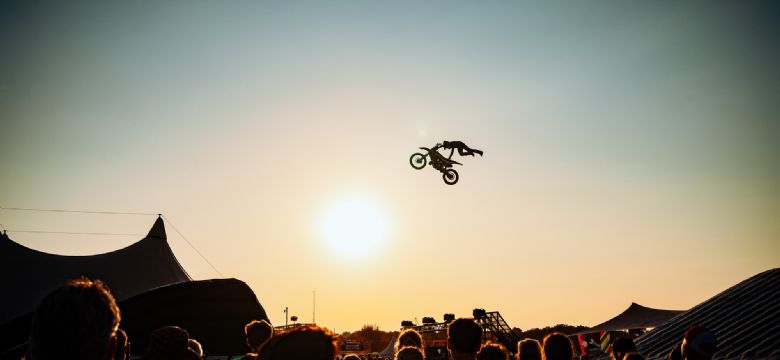 Sugababes en Willeke Alberti naar de Zwarte Cross