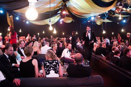 Thearent sponsort tientallen meters pipe & drape voor goede doel