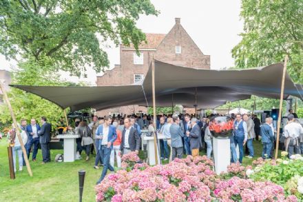 Tijdelijke evenementenlocatie in kasteeltuin van De Landgoederij