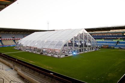 Veldeman bouwt feesttent op middenstip voor jubileumevent van voetbalclub