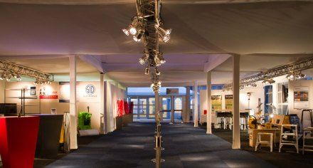 Veldeman toont nieuwe tijdelijke accommodaties aan internationaal gezelschap